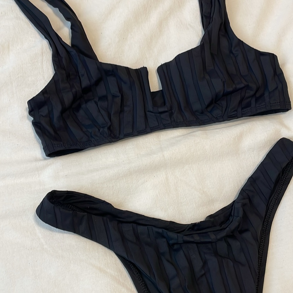 Black bikini - Picture 2 of 3